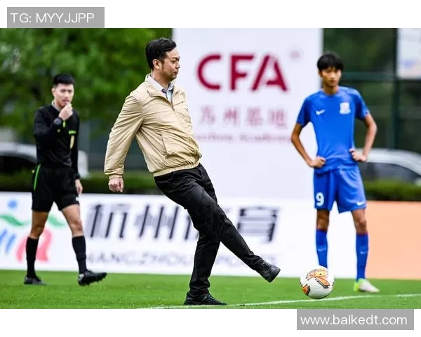 足球明星的职业发展之路：从青训到巅峰的奋斗与挑战